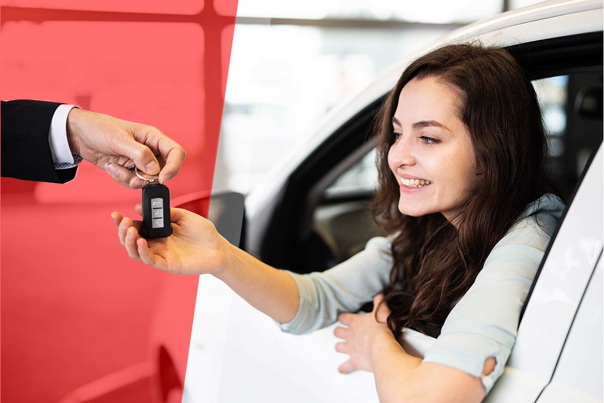 Bild zeigt einen Kundin im ersatzwagen wie diese einen Schlüssel annimmt